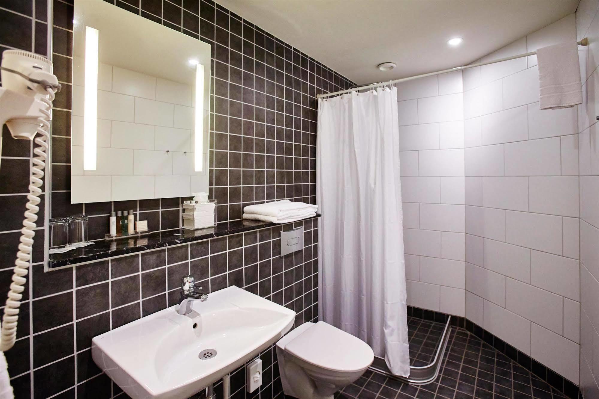 Hotel Bishops Arms Koeping Екстериор снимка